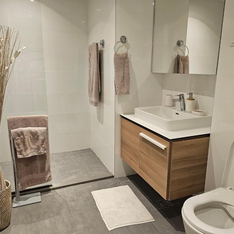 BW SkyVerde on 21st - River & Tower View - Apartman sa 2 Spavaće Sobe - 21