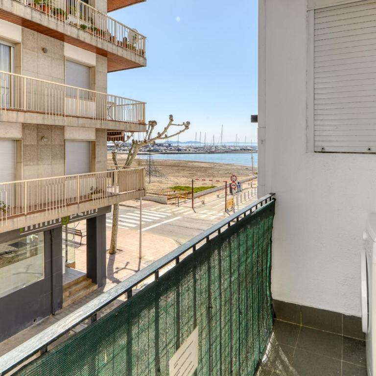 Apartment in Roses with Waterfront Views - Three-Bedroom Apartment - 6
