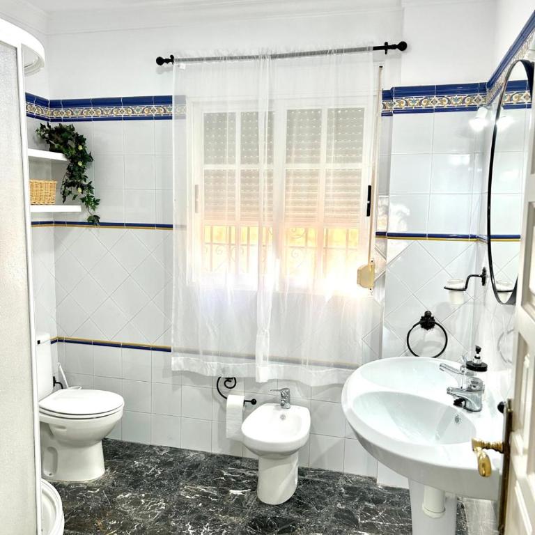 CHALET CON PISCINAS Y VISTAS DE ENSUEÑO - Casa de 5 dormitorios - 37