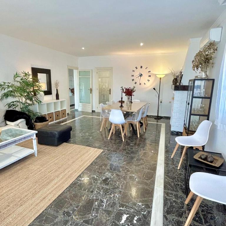 CHALET CON PISCINAS Y VISTAS DE ENSUEÑO - Casa de 5 dormitorios - 23