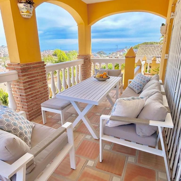 CHALET CON PISCINAS Y VISTAS DE ENSUEÑO - Casa de 5 dormitorios - 6