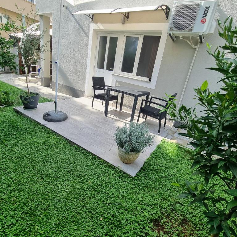 Apartments Ljubica Tivat - Studio with Garden View - 1