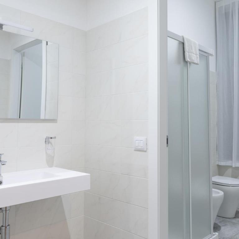 Living Lake Como-Rooms&Parking - Deluxe King Studio - 10
