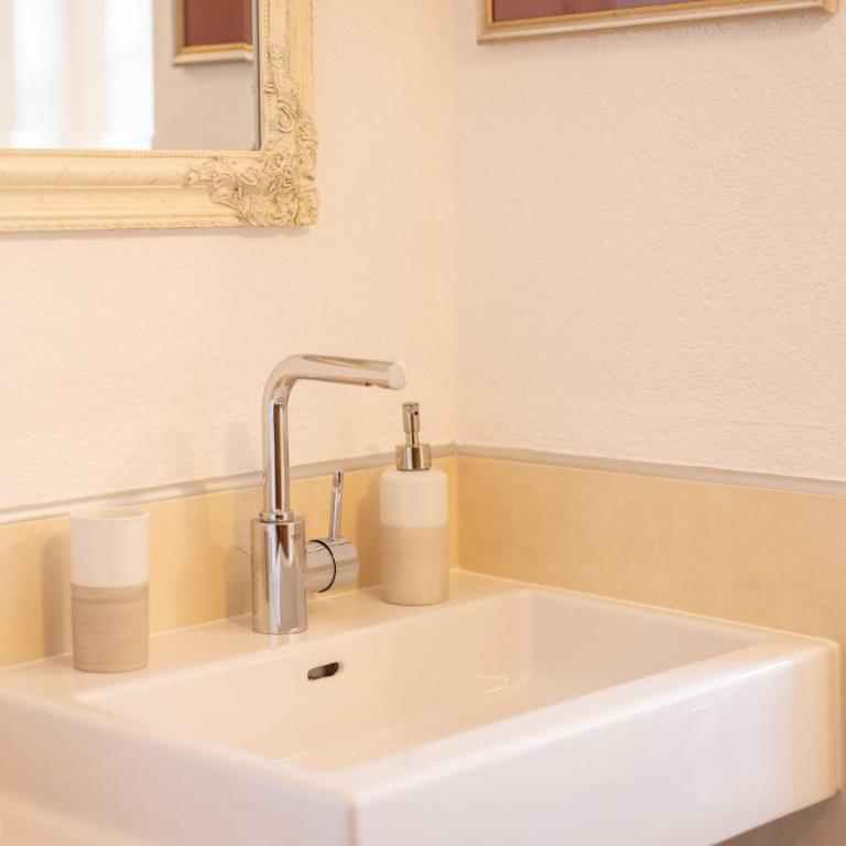 Appartements Fürstauer - Two-Bedroom Apartment with Balcony - 5