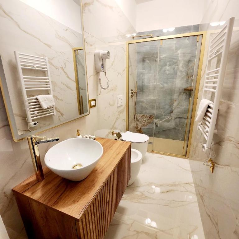 Golden Palace Luxury Guest House - Camera Matrimoniale Deluxe con Doccia - 4