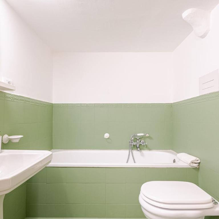 Liberty Boutique Apartment - Four-Bedroom Apartment - 42