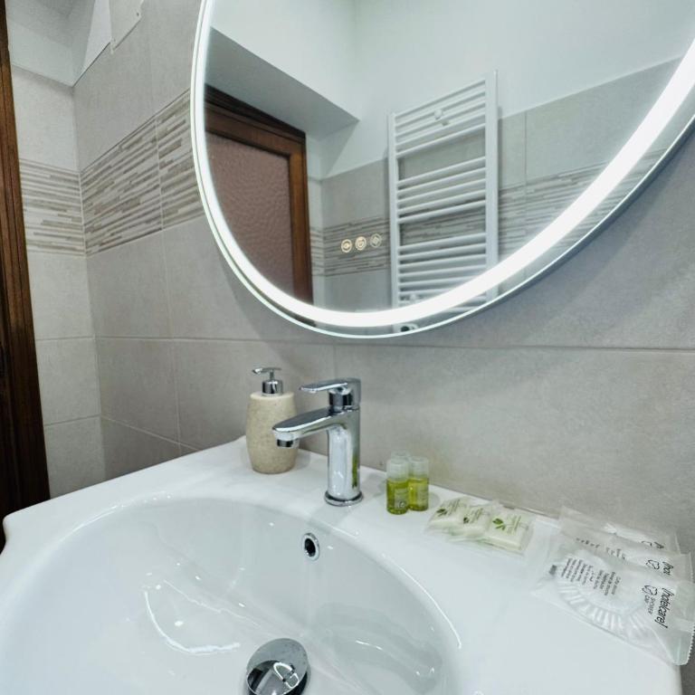 Villa Matilde - Camera Tripla con Bagno Privato - 15