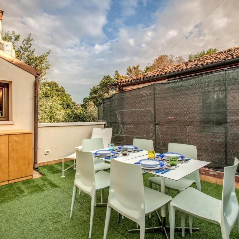 Stunning Venetian Apartment by Biennale Gardens - Five-Bedroom Apartment - 1