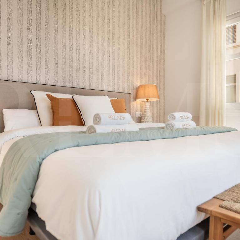 Elegant coastal charm with unique views by REMS - Apartamento de 4 dormitorios con balcón - 3