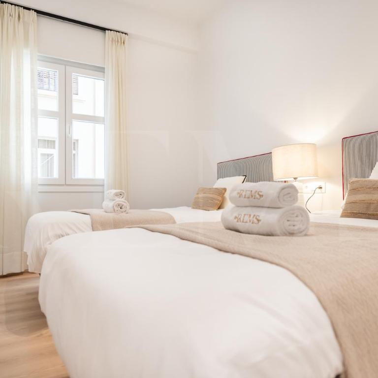 Elegant coastal charm with unique views by REMS - Apartamento de 4 dormitorios con balcón - 9