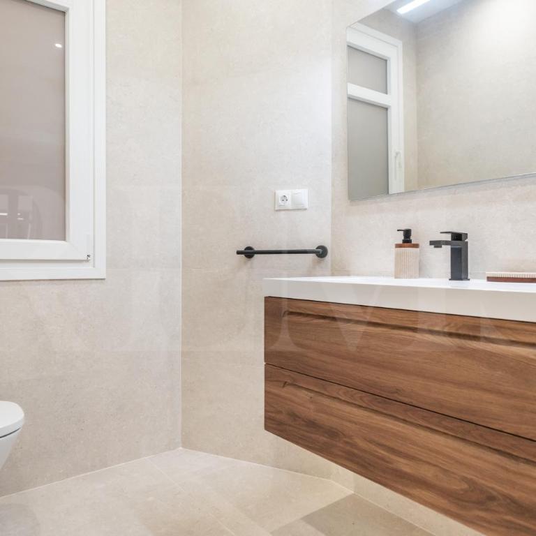 Elegant coastal charm with unique views by REMS - Apartamento de 4 dormitorios con balcón - 17