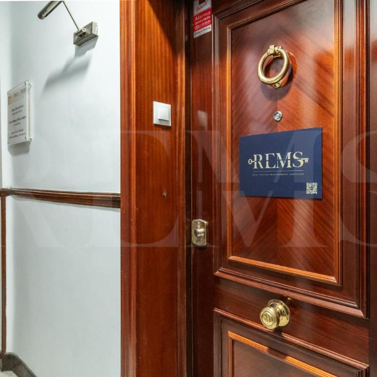 Elegant coastal charm with unique views by REMS - Apartamento de 4 dormitorios con balcón - 44