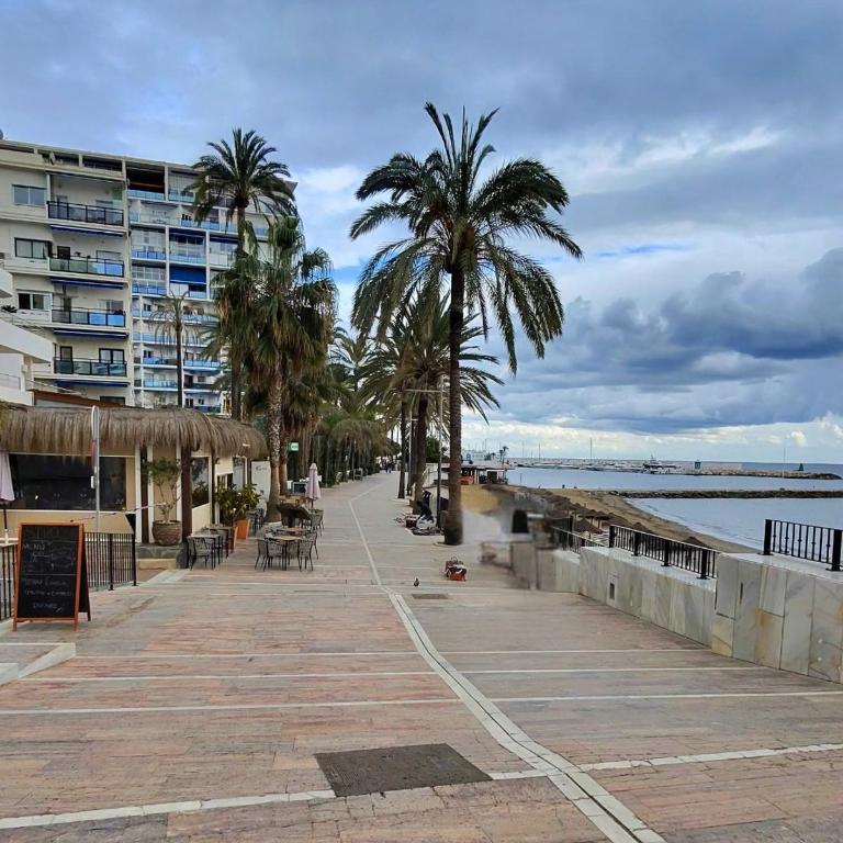 Sea View 2BR Beachfront & Cozy Balcony Marbella - Two-Bedroom Apartment - 7