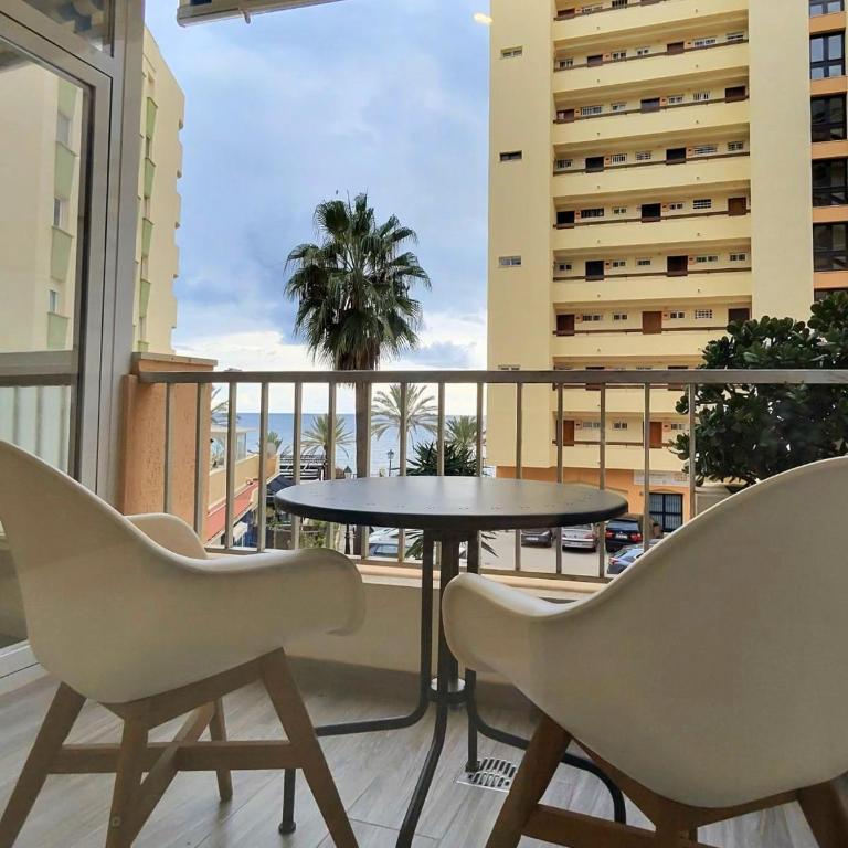 Sea View 2BR Beachfront & Cozy Balcony Marbella - Two-Bedroom Apartment - 12