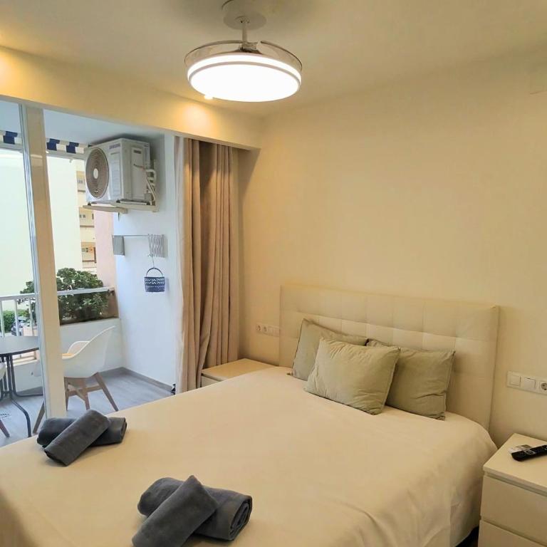 Sea View 2BR Beachfront & Cozy Balcony Marbella - Two-Bedroom Apartment - 21