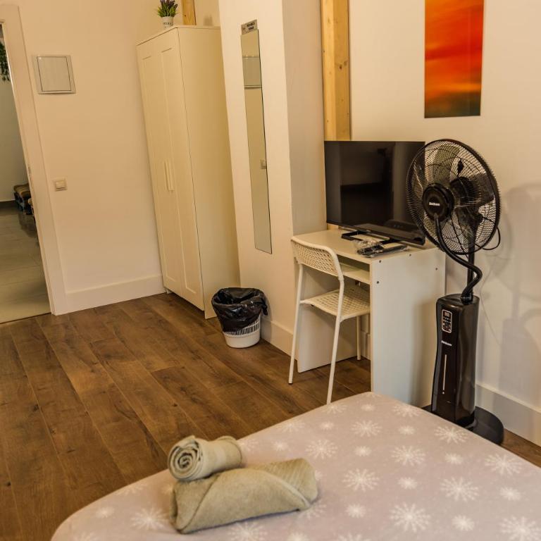 Isabel Guest House - Double Room with Private Bathroom - 5