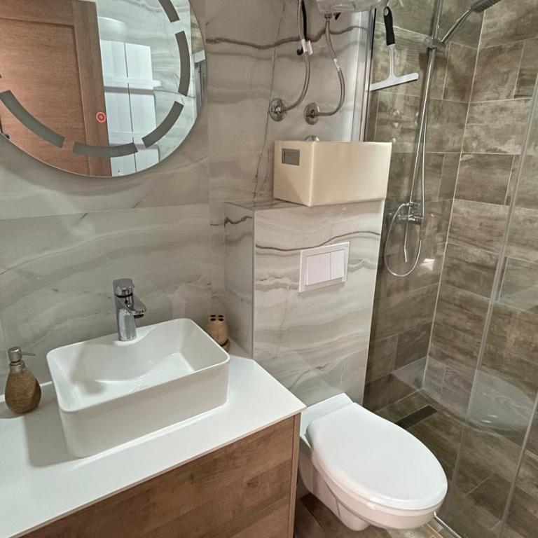 Geregs alibi - Apartman sa 1 Spavaćom Sobom, Balkonom i Pogledom na Planinu - 4