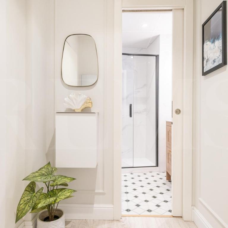 Historic charm steps from top landmarks by REMS - Apartamento de 2 dormitorios - 18