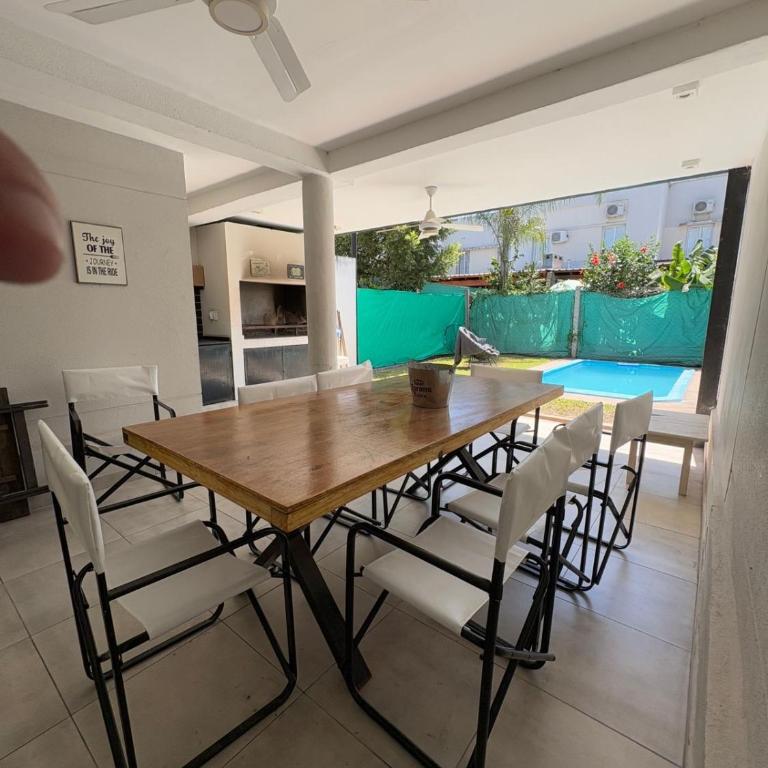 Casa ALI, cuenta con 4 camas individuales y una cama matrimonial, capacidad máxima 6 personas - Three-Bedroom House - 3