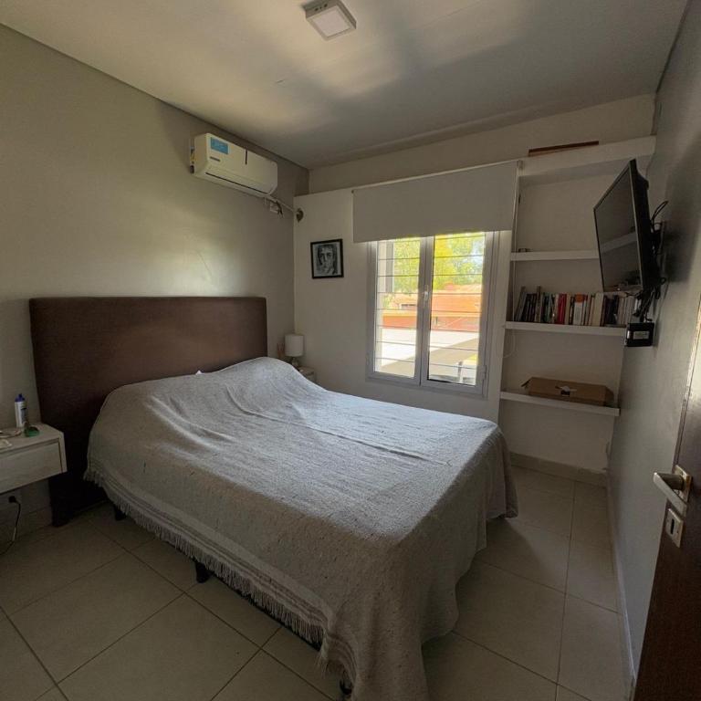 Casa ALI, cuenta con 4 camas individuales y una cama matrimonial, capacidad máxima 6 personas - Three-Bedroom House - 8