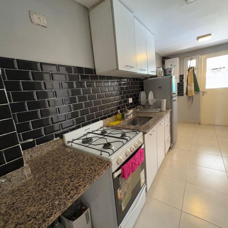 Casa ALI, cuenta con 4 camas individuales y una cama matrimonial, capacidad máxima 6 personas - Three-Bedroom House - 6