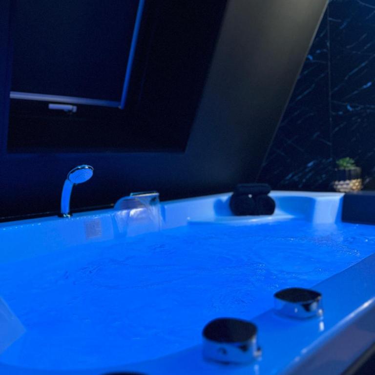 Suite romantique près de la plage avec Jacuzzi - DARK ROOM - Apartment mit 1 Schlafzimmer - 12