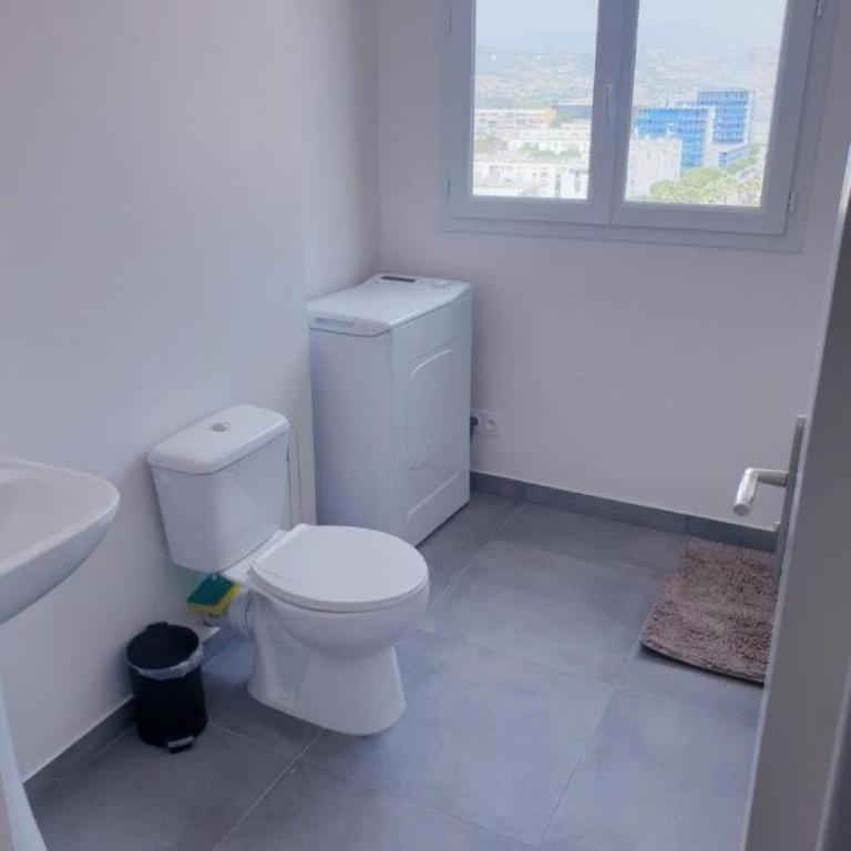 Grand Appartement 5 chambres, 5 télévision , 95 m2, vue mer, tramway sur place, gare train 2 min, aéroport 5 min , Large Apartment 5 bedrooms, 5 televisions, 95 m2, sea view, tram on site, train station 2 mins, airport 5 mins - Apartamento - 8
