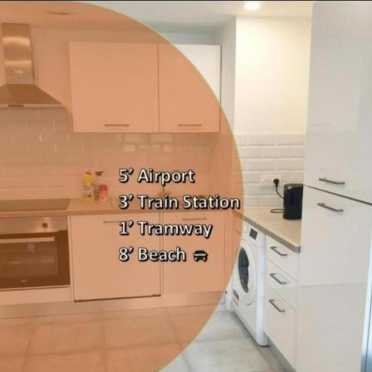 Grand Appartement 5 chambres, 5 télévision , 95 m2, vue mer, tramway sur place, gare train 2 min, aéroport 5 min , Large Apartment 5 bedrooms, 5 televisions, 95 m2, sea view, tram on site, train station 2 mins, airport 5 mins - Apartamento - 5
