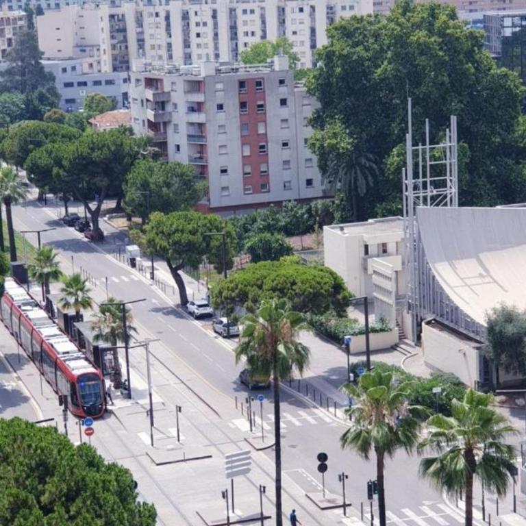 Grand Appartement 5 chambres, 5 télévision , 95 m2, vue mer, tramway sur place, gare train 2 min, aéroport 5 min , Large Apartment 5 bedrooms, 5 televisions, 95 m2, sea view, tram on site, train station 2 mins, airport 5 mins - Apartamento - 3
