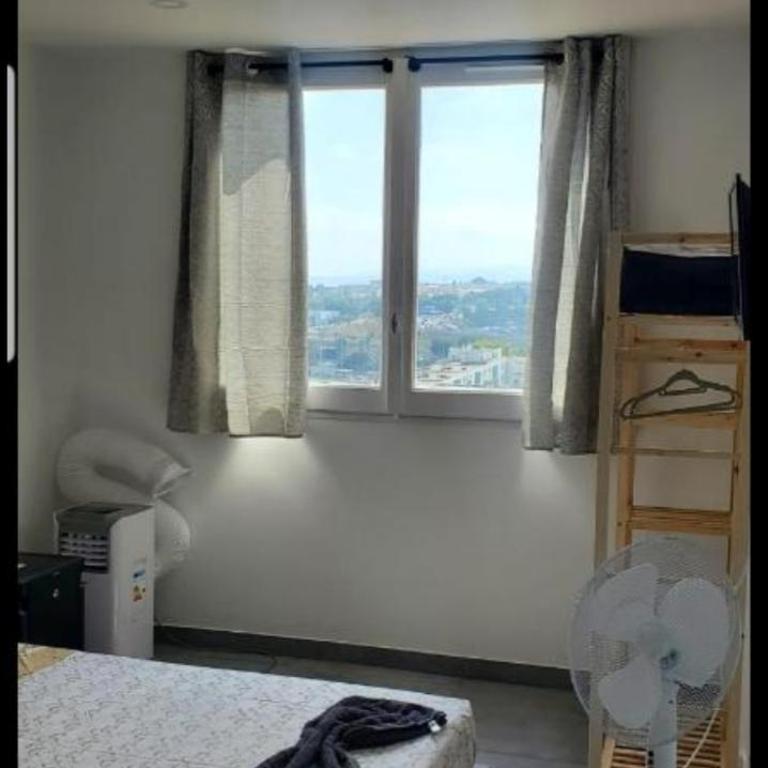 Grand Appartement 5 chambres, 5 télévision , 95 m2, vue mer, tramway sur place, gare train 2 min, aéroport 5 min , Large Apartment 5 bedrooms, 5 televisions, 95 m2, sea view, tram on site, train station 2 mins, airport 5 mins - Apartamento - 16