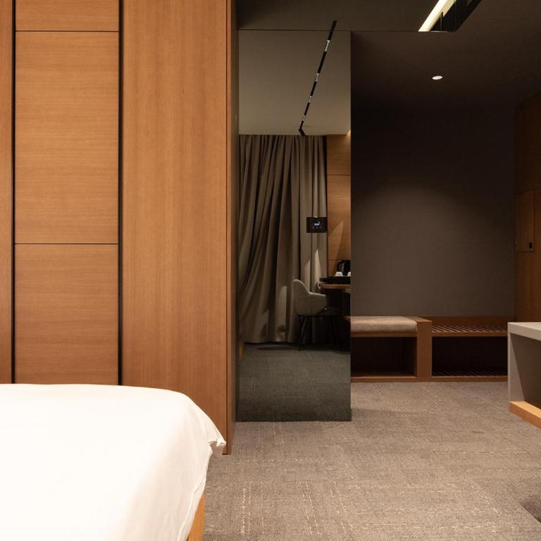 Garni Hotel Galeria - Deluks Dvokrevetna Soba sa Bračnim Krevetom - 4