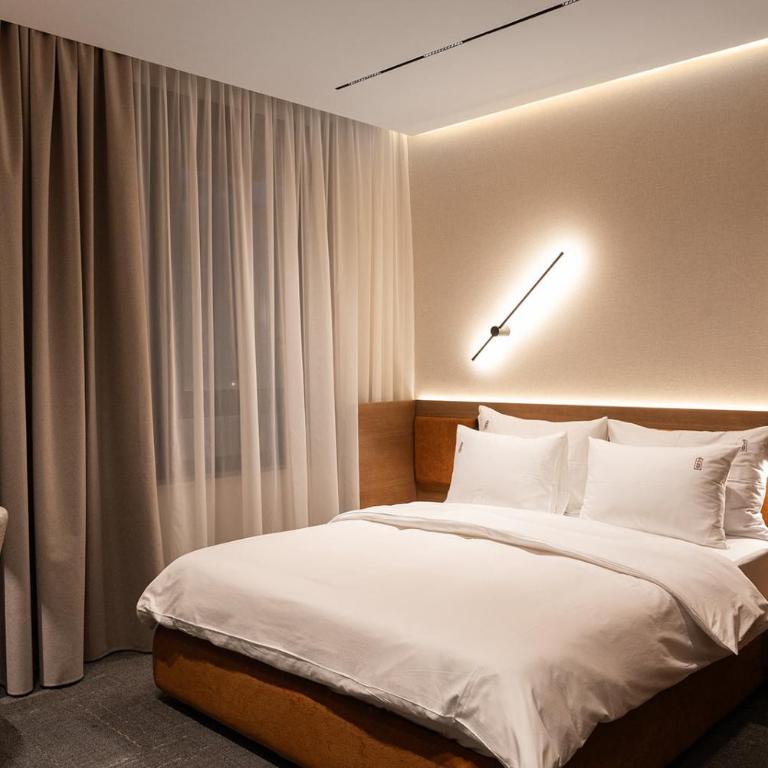 Garni Hotel Galeria - Deluks Dvokrevetna Soba sa Bračnim Krevetom - 2