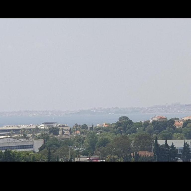 Grand Appartement 5 chambres, 5 télévision , 95 m2, vue mer, tramway sur place, gare train 2 min, aéroport 5 min , Large Apartment 5 bedrooms, 5 televisions, 95 m2, sea view, tram on site, train station 2 mins, airport 5 mins - Apartamento - 20