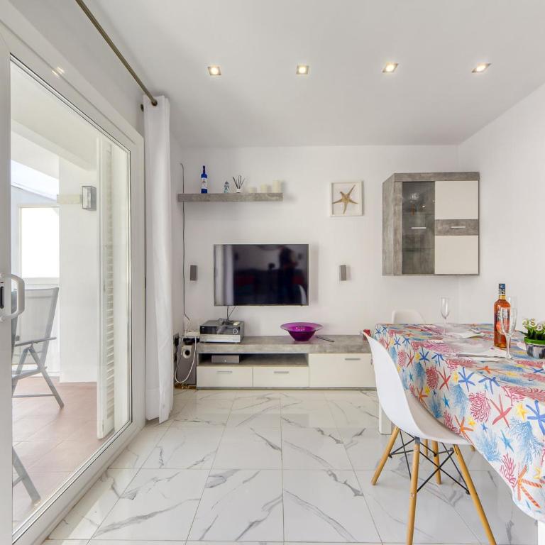 Apartment in Roses with Stunning Beachfront Views - Two-Bedroom Apartment - 11