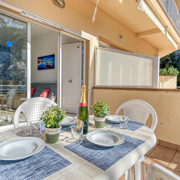 Apartment in Roses with Waterfront Views - Two-Bedroom Apartment - 10