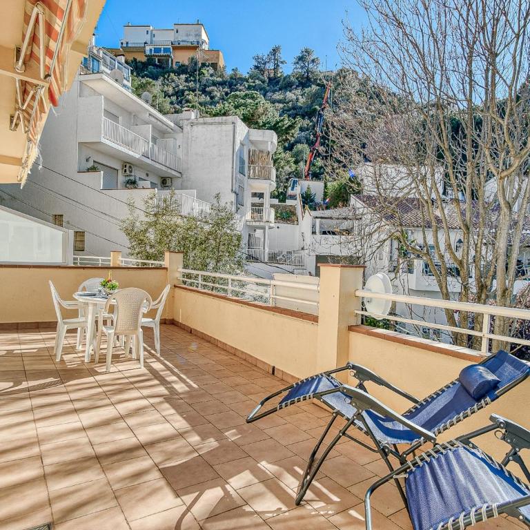 Apartment in Roses with Waterfront Views - Two-Bedroom Apartment - 1