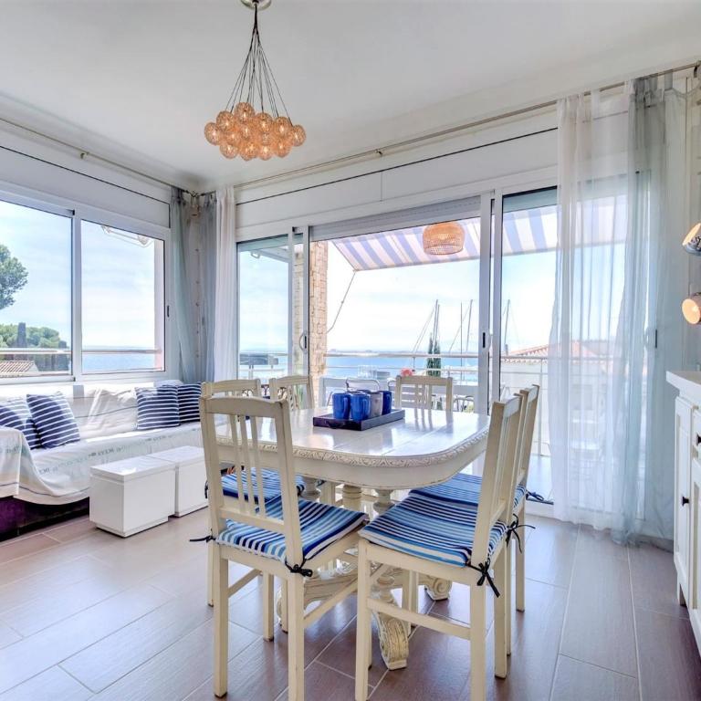 Apartment in Roses near Platja dels Palangrers - Two-Bedroom Apartment - 9