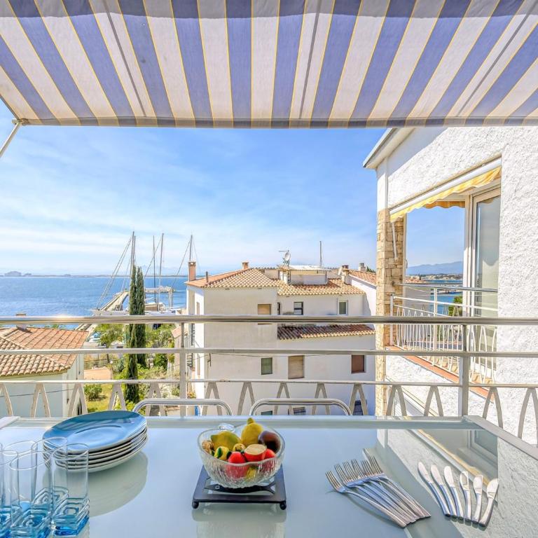 Apartment in Roses near Platja dels Palangrers - Two-Bedroom Apartment - 29