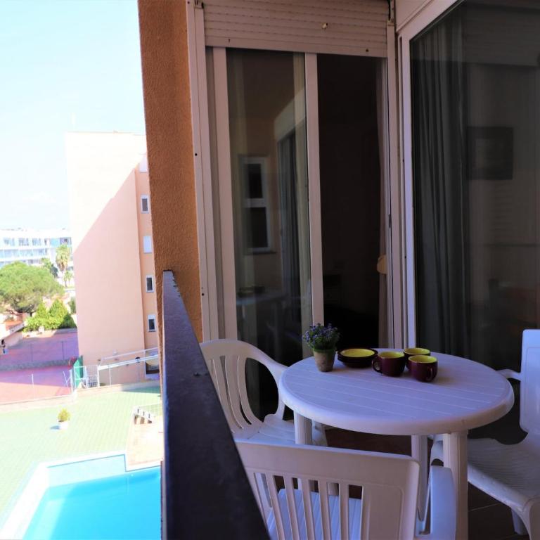 Apartment in Roses near Sandy Beach - Two-Bedroom Apartment - 9