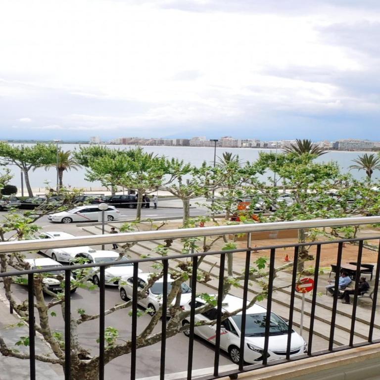Apartment in Roses by the Beach - Three-Bedroom Apartment - 27