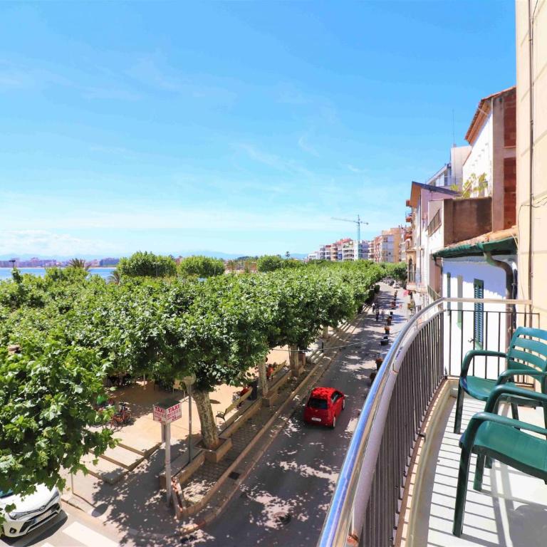 Apartment in Roses by the Beach - Three-Bedroom Apartment - 26