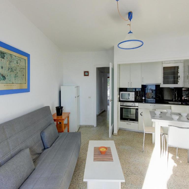 Apartment in Roses on the Beachfront - Two-Bedroom Apartment - 10
