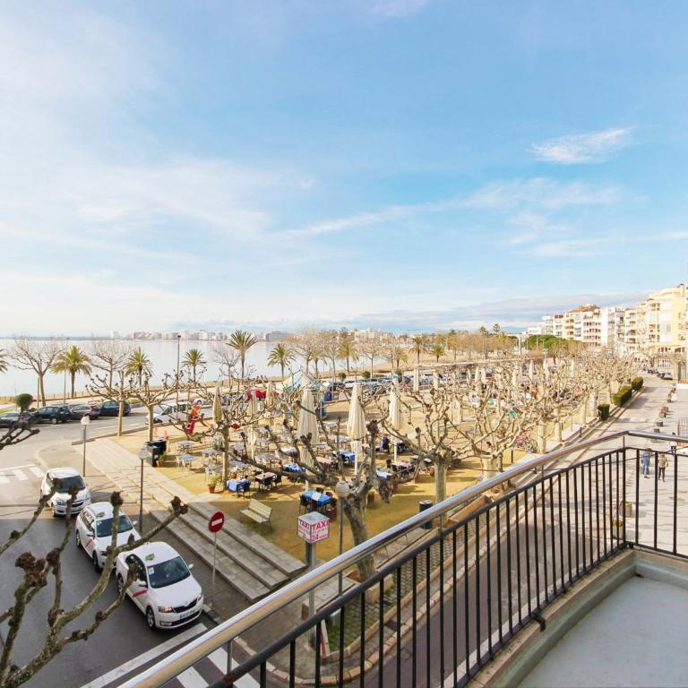 Apartment in Roses by the Beach - Three-Bedroom Apartment - 28