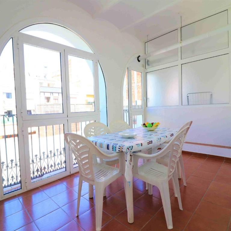 Apartment in Roses by the Beach - Three-Bedroom Apartment - 15