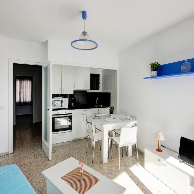 Apartment in Roses with Beachfront View - Two-Bedroom Apartment - 2