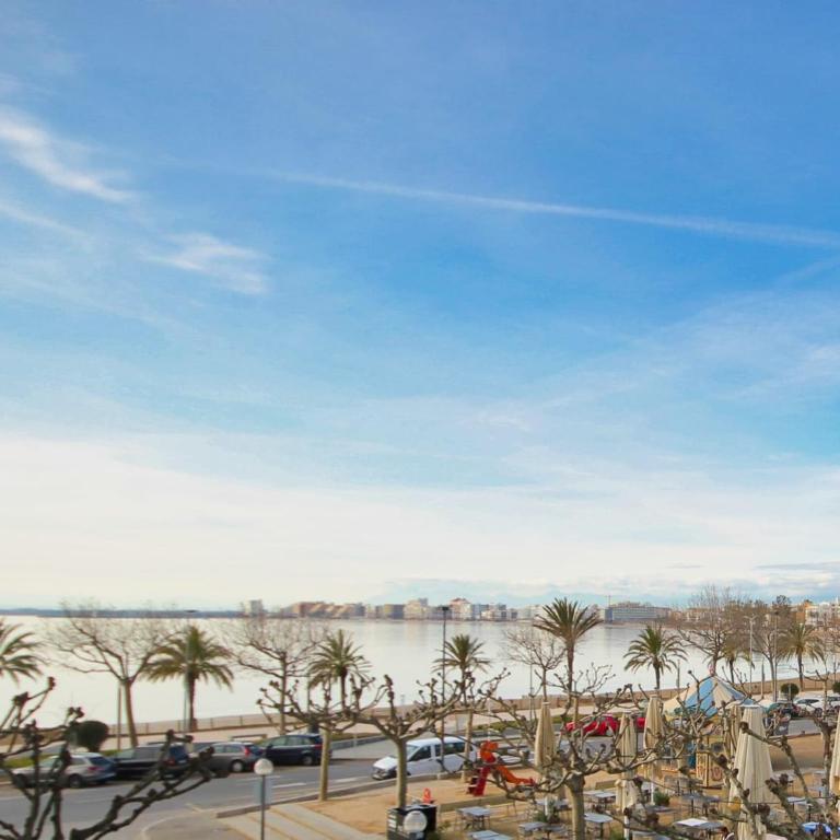 Apartment in Roses with Beachfront View - Three-Bedroom Apartment - 30