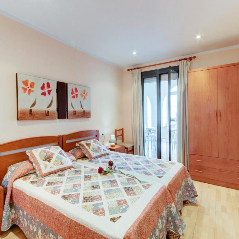 Apartment in Roses with Beachfront View - Three-Bedroom Apartment - 4