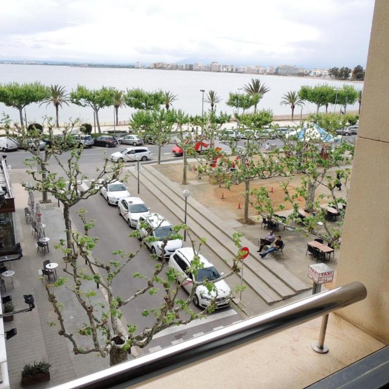 Apartment in Roses with Beachfront View - Three-Bedroom Apartment - 5