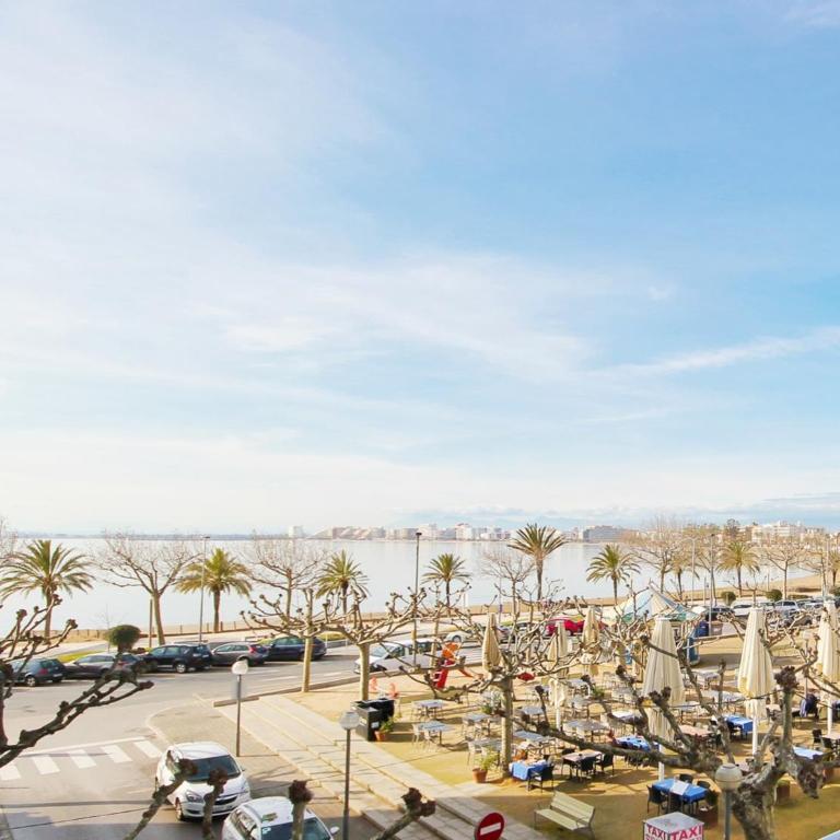 Apartment in Roses with Beachfront View - Three-Bedroom Apartment - 35