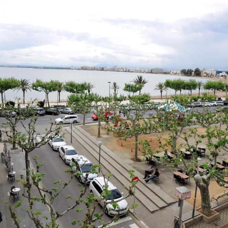 Apartment in Roses with Beachfront View - Three-Bedroom Apartment - 32